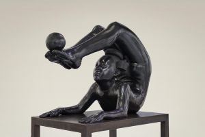 CONTORSIONNISTE À LA BALLE CONTORSIONNISTE À LA BALLE